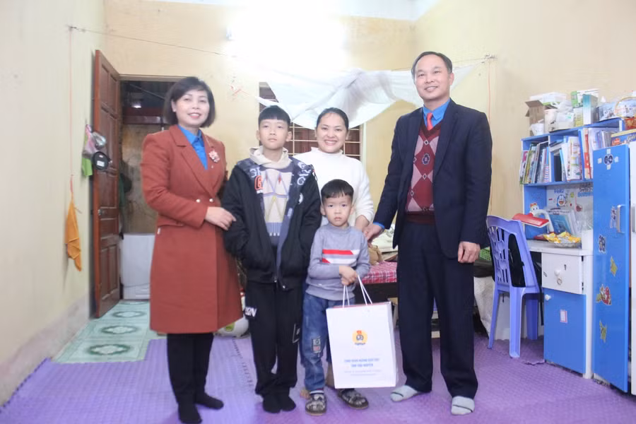 Đồng chí Nguyễn Văn Hải(bên phải), Chủ tịch Công đoàn ngành Giáo dục tỉnh Thái Nguyên tặng quà tết cho gia đình đoàn viên, giáo viên ở tại khu nhà công vụ Trường THPT Hoàng Quốc Việt.