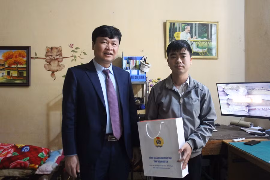 PGS.TS Phạm Việt Đức, Giám đốc Sở Giáo dục và Đào tạo tỉnh Thái Nguyên tặng quà tết cho giáo viên tại nhà công vụ trường THPT Hoàng Quốc Việt (huyện Võ Nhai.