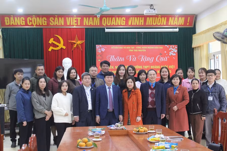 Đoàn công tác của Sở GD&amp;ĐT và Công đoàn ngành Giáo dục Thái Nguyên chụp ảnh lưu niệm cùng tập thể thầy cô giáo trường THPT Hoàng Quốc Việt.