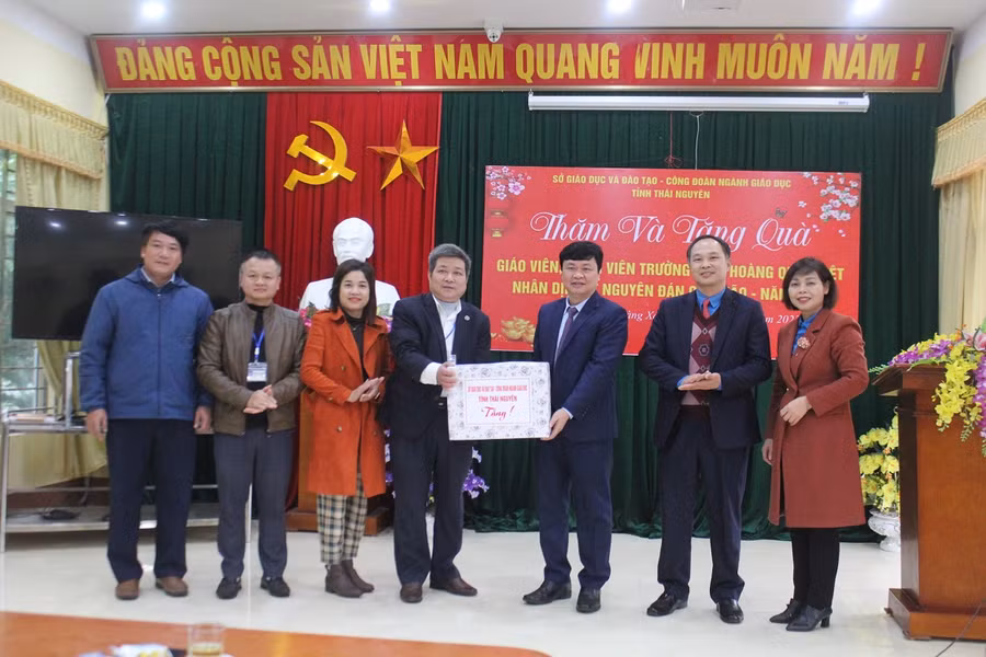 Đoàn công tác của Sở GD&amp;ĐT và Công đoàn ngành Giáo dục Thái Nguyên trao tặng nhà trường món quà tết ý nghĩa để các thầy cô chung vui đón năm mới 2023.