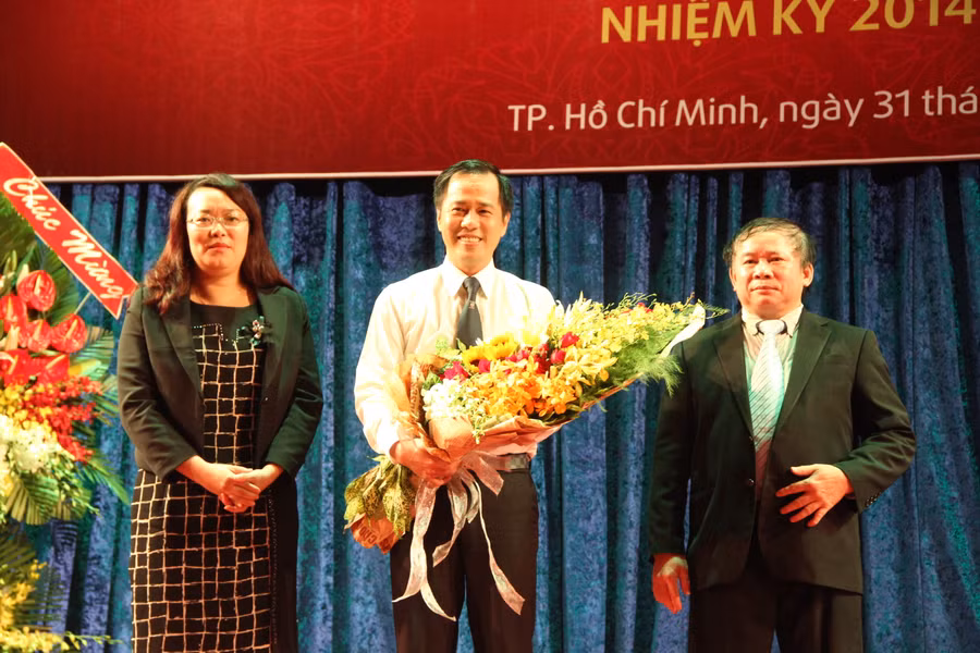 PGS.TS Huỳnh Văn Sơn nhận hoa chúc mừng tại buổi lễ 
