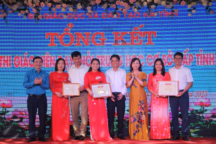 Vợ chồng cô Duyên, thầy Quảng (phía ngoài cùng bên phải) nhận Bằng khen Công đoàn Sở GD&amp;ĐT tại Hội thi giáo viên dạy giỏi cấp THCS.