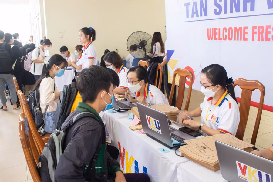 Hỗ trợ sinh viên làm thủ tục nhập học.