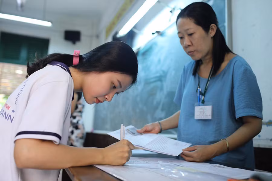 Thí sinh làm thủ tục dự thi tốt nghiệp THPT năm 2022. Ảnh minh họa Thí sinh làm thủ tục dự thi tốt nghiệp THPT năm 2022. Ảnh minh họa