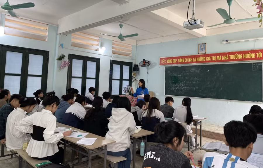 Cô trò Trường THPT Quan Sơn trong giờ học.
