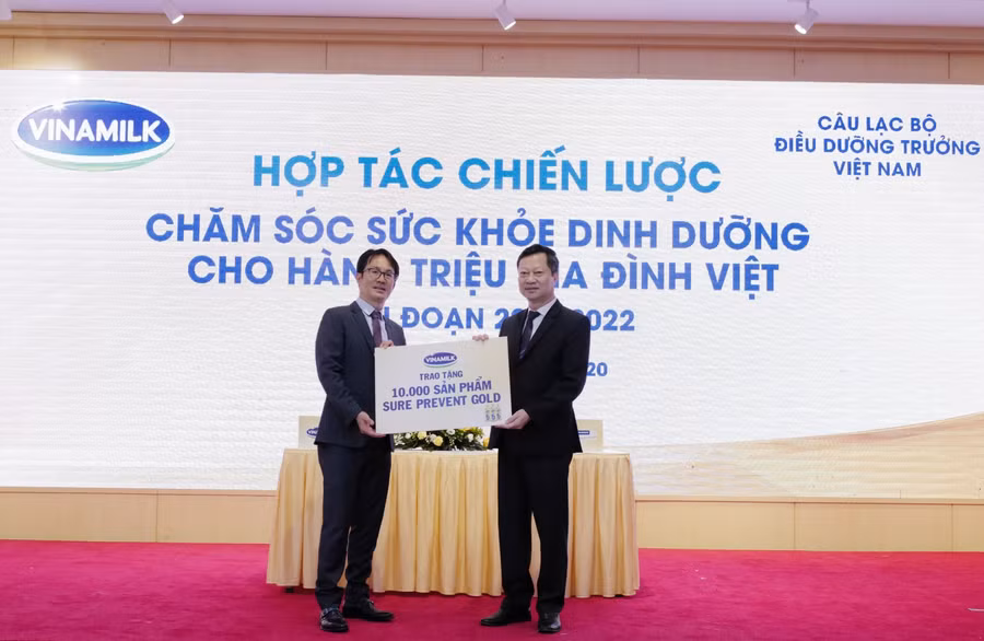Đại diện Vinamilk trao tặng 10.000 sản phẩm Sure Prevent Gold cho đại diện CLB ĐDT Việt Nam