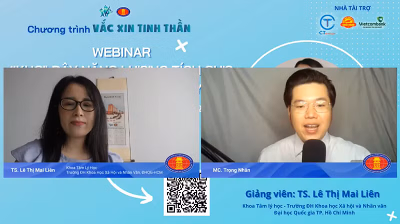 TS Lê Thị Mai Liên tư vấn trong chương trình Vắc-xin tinh thần do Trường ĐH KHXH&NV TPHCM tổ chức.