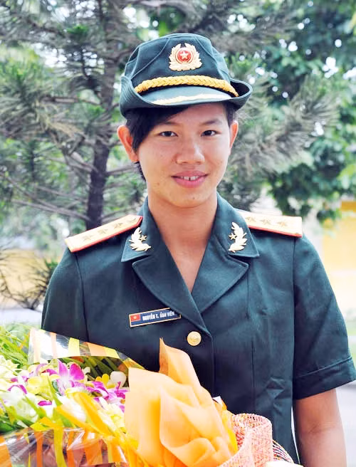 Ánh Viên lần đầu được phong quân hàm Thượng úy năm 2013.