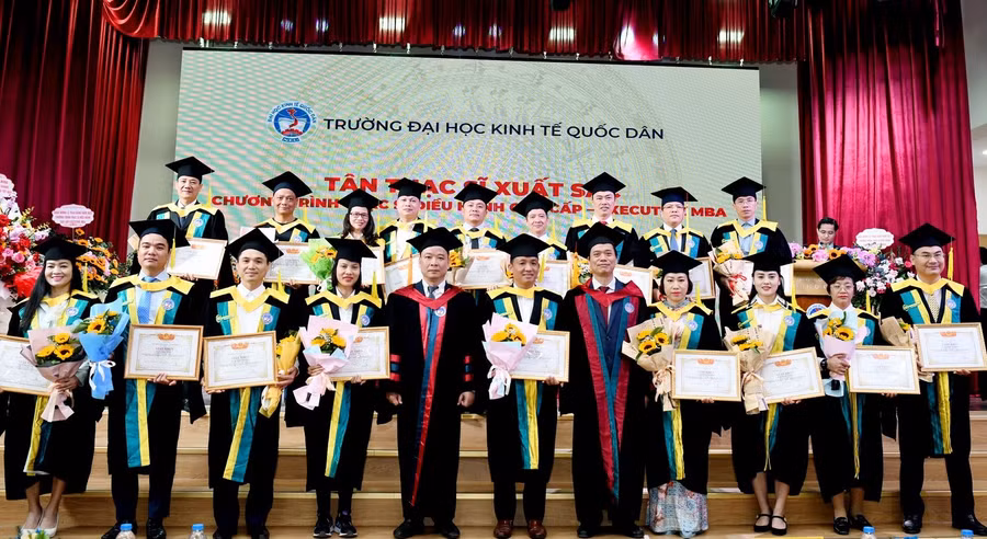 Trường ĐH Kinh tế Quốc dân trao bằng khen cho các tân thạc sĩ xuất sắc.
