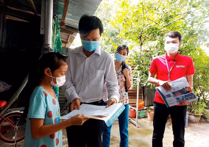 Bên cạnh việc cung ứng SGK, nhà trường, địa phương cũng quan tâm đến việc hỗ trợ sách cho trò nghèo.