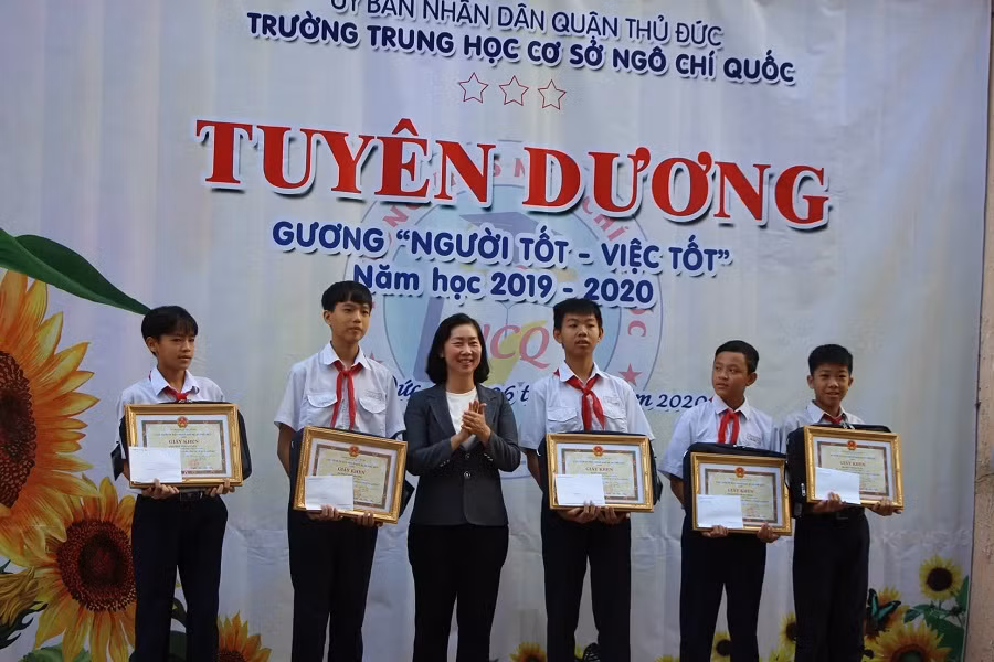 TP.HCM: Tuyên dương nhóm học sinh nhặt được gần 22 triệu đồng đem trả lại người mất