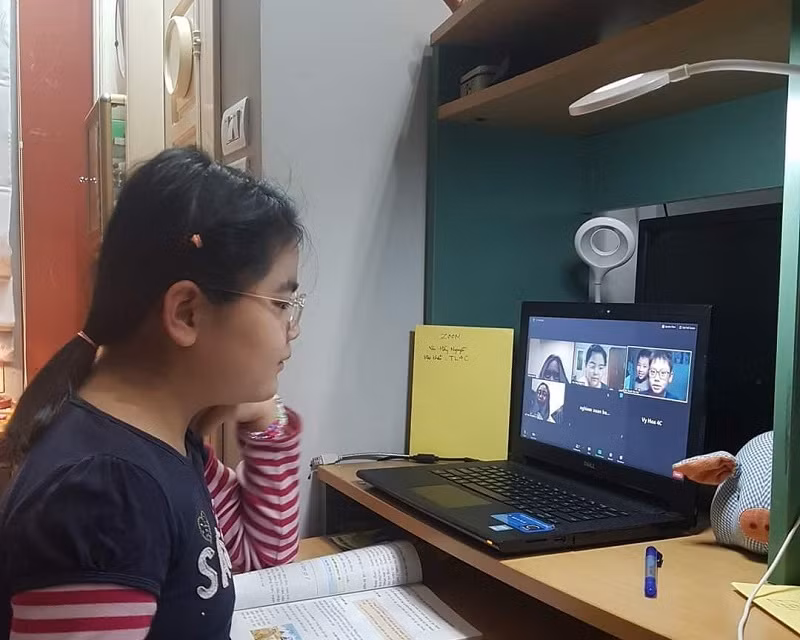 Học sinh Trường Tiểu học Thăng Long (quận Hoàn Kiếm) ôn tập trực tuyến.
