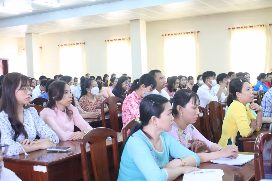 Giáo viên tham gia Hội thi. Giáo viên tham gia Hội thi.