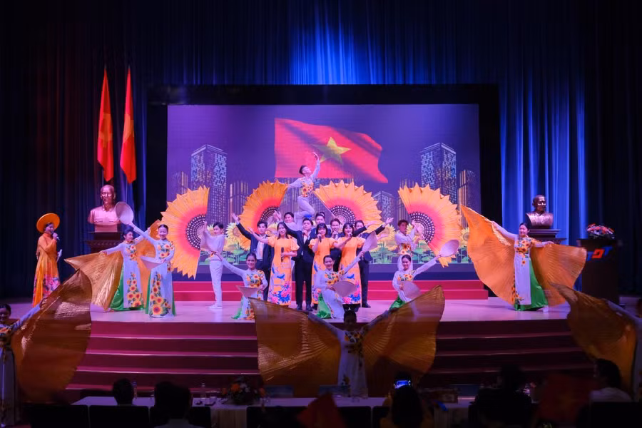 Tiết mục “Thênh thang con đường mới” đạt Giải Nhất hát múa của Khoa Quản trị kinh doanh.
