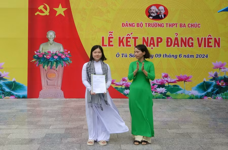 Trao Quyết định kết nạp Đảng những học sinh ưu tú.