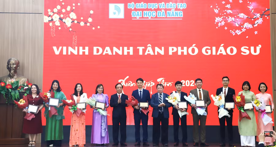 Đại học Đà Nẵng vinh danh các PGS được bổ nhiệm trong năm 2023. Đại học Đà Nẵng vinh danh các PGS được bổ nhiệm trong năm 2023.