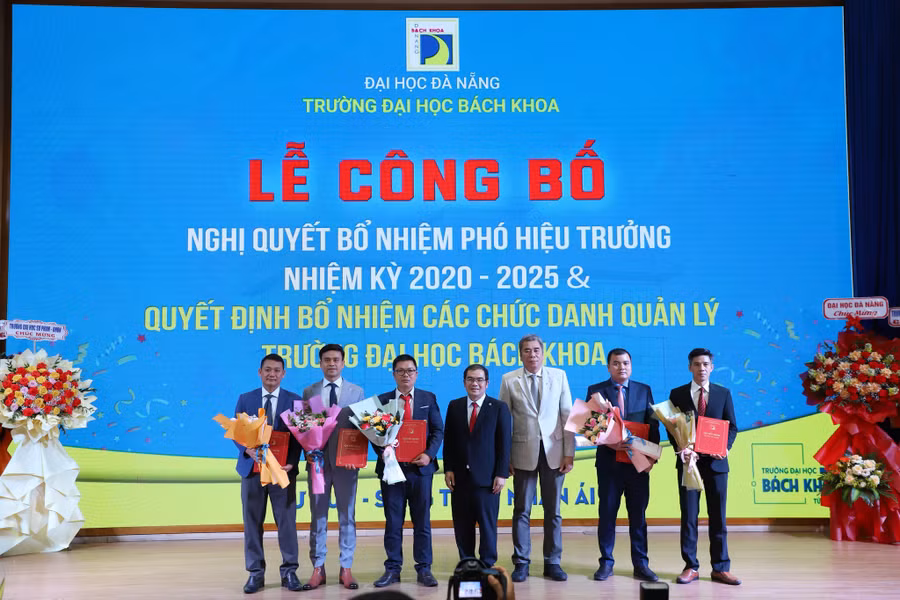 PGS.TS Nguyễn Hữu Hiếu và PGS.TS Nguyễn Đình Lâm trao Quyết định bổ nhiệm cho Trưởng, Phụ trách các đơn vị. PGS.TS Nguyễn Hữu Hiếu và PGS.TS Nguyễn Đình Lâm trao Quyết định bổ nhiệm cho Trưởng, Phụ trách các đơn vị.