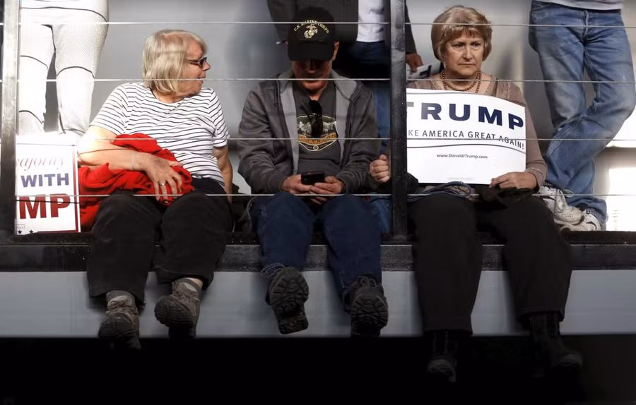 Những người ủng hộ Donald Trump chờ vị tỷ phú xuất hiện trong buổi diễn thuyết ở thành phố Salt Lake, bang Utah hôm 18/3. Ảnh: Reuters Những người ủng hộ Donald Trump chờ vị tỷ phú xuất hiện trong buổi diễn thuyết ở thành phố Salt Lake, bang Utah hôm 18/3. Ảnh: Reuters