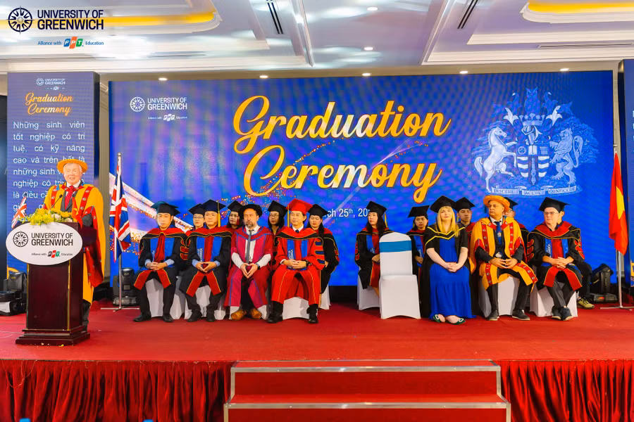 Tiến sĩ Stuart Ashenden - Giám đốc điều hành, Trường Kỹ thuật và Khoa học, Đại học Greenwich Vương Quốc Anh phát biểu chúc mừng các tân cử nhân tại lễ tốt nghiệp. Tiến sĩ Stuart Ashenden - Giám đốc điều hành, Trường Kỹ thuật và Khoa học, Đại học Greenwich Vương Quốc Anh phát biểu chúc mừng các tân cử nhân tại lễ tốt nghiệp.