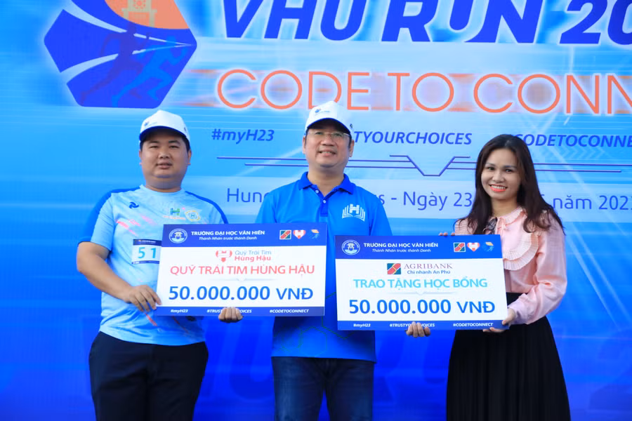 Đại diện Trường ĐH Văn Hiến nhận học bổng từ Quỹ Trái tim Hùng Hậu và Ngân hàng Nông nghiệp & Phát triển Nông thôn chi nhánh An Phú. Ảnh: ĐH Văn Hiến Đại diện Trường ĐH Văn Hiến nhận học bổng từ Quỹ Trái tim Hùng Hậu và Ngân hàng Nông nghiệp & Phát triển Nông thôn chi nhánh An Phú. Ảnh: ĐH Văn Hiến