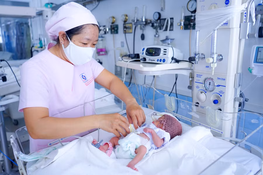 Chị D. đã sinh một bé gái khoẻ mạnh trong niềm vui của tất cả các bác sĩ và gia đình. Ảnh: BVCC