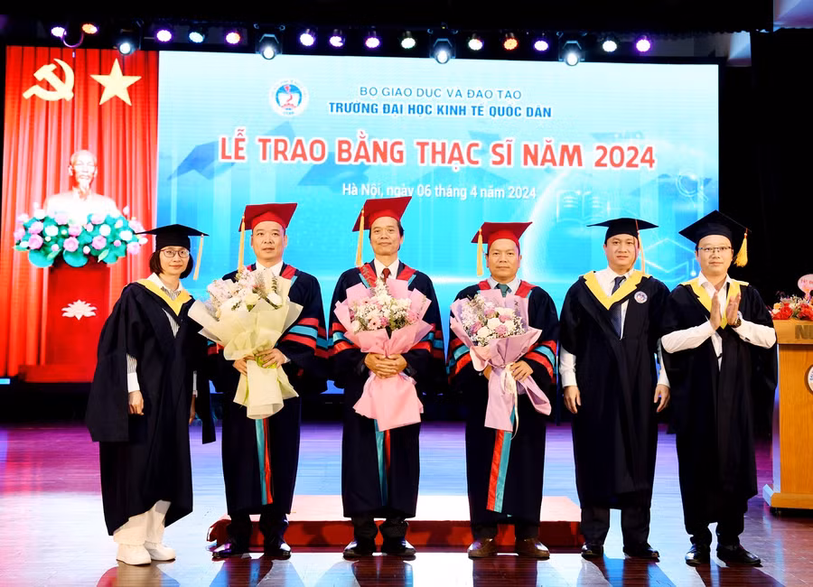 Đại diện các tân Thạc sĩ gửi tặng món quà tri ân đến các thầy cô và Nhà trường.