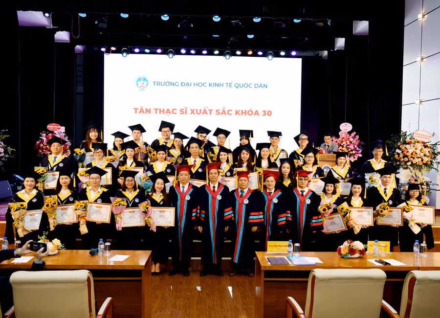Lãnh đạo Trường chụp ảnh lưu niệm cùng các học viên có thành tích cao trong học tập và nghiên cứu khoa học.