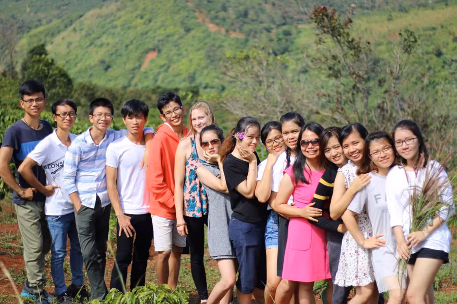 Cô Đào Thị Hằng (thứ 5 từ phải qua) và các học trò ở làng Hama Cô Đào Thị Hằng (thứ 5 từ phải qua) và các học trò ở làng Hama