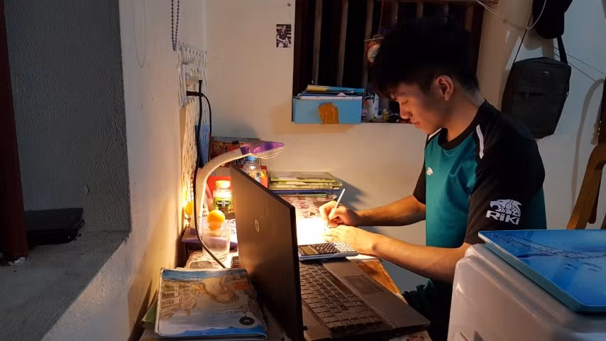 Học sinh Nguyễn Văn Chương miệt mài ôn thi tốt nghiệp THPT. Ảnh: NVCC