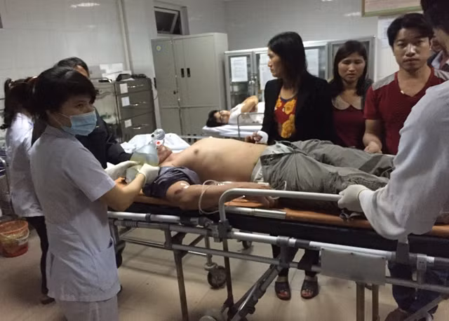 Các bác sĩ tiến hành sơ cứu nạn nhân IMG_0242