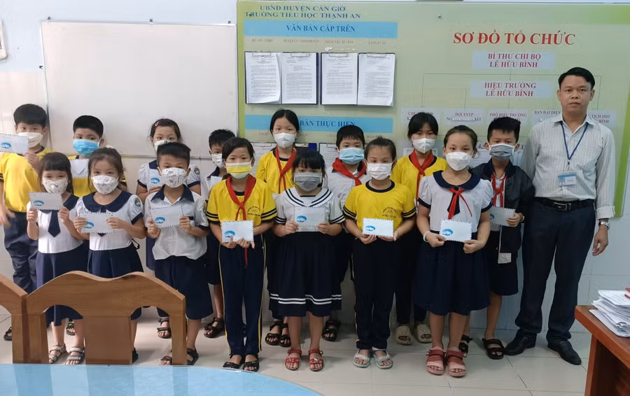 Trong những năm qua, thầy Bình luôn vận động các mạnh thường quân hỗ trợ kinh phí, vật chất để giúp học sinh nghèo. Trong những năm qua, thầy Bình luôn vận động các mạnh thường quân hỗ trợ kinh phí, vật chất để giúp học sinh nghèo.