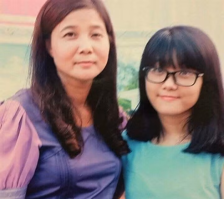 Nữ sinh Trần Thị Thu Hà và mẹ. Ảnh: FB Trần Kim Ngân
