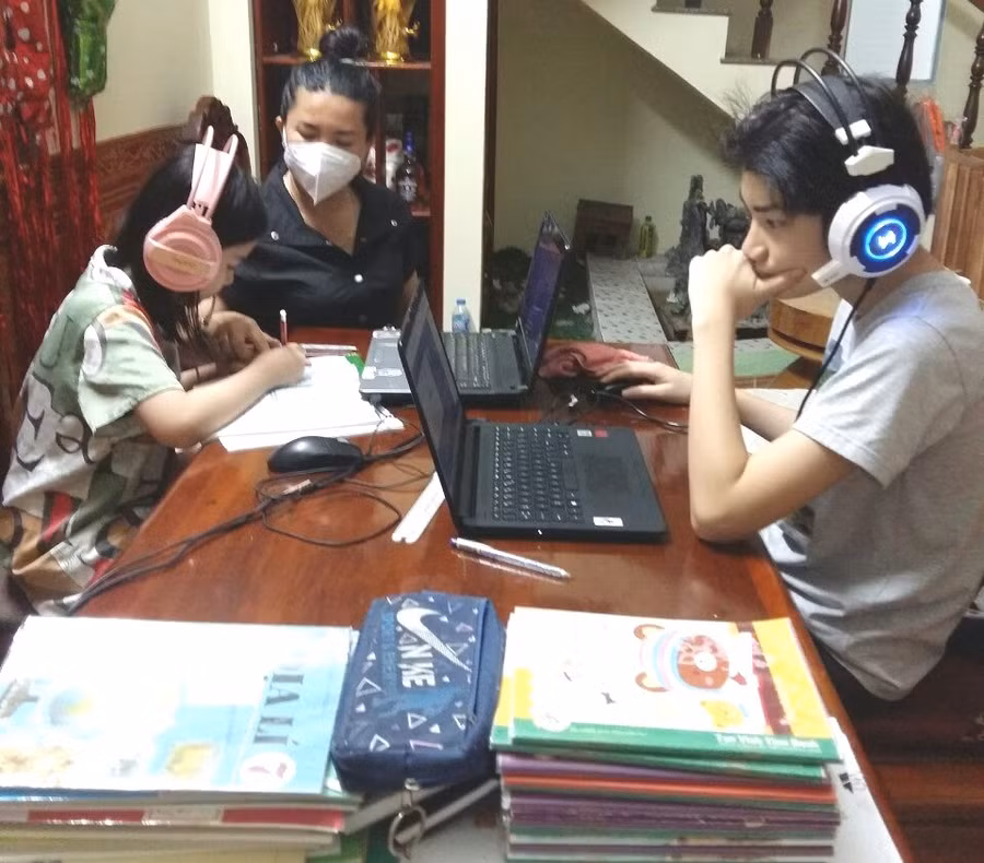 Học sinh tỉnh Vĩnh Long học ở nhà có sự hỗ trợ của phụ huynh.