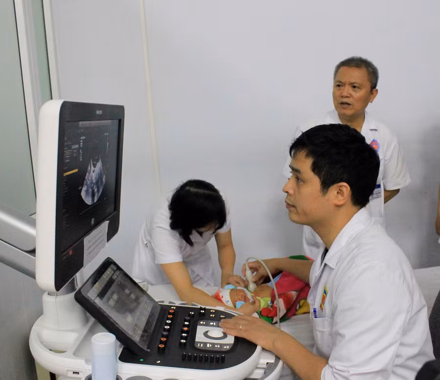 Kiểm tra sức khỏe cho em bé.