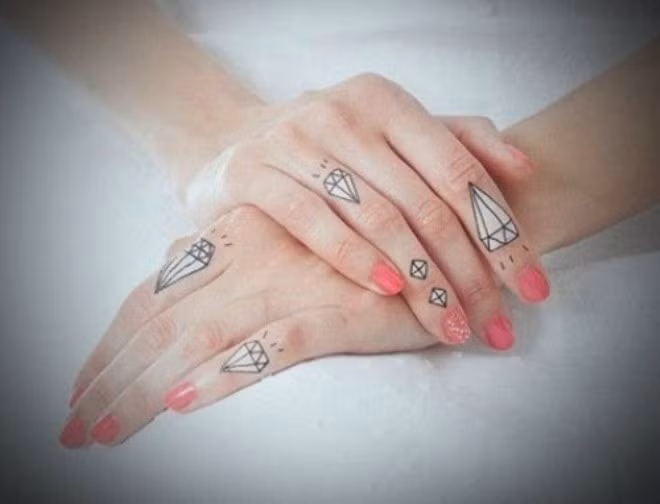 Kim cương: Các bạn trẻ xăm hình kim cương nhằm muốn thể hiện sự cao quý, đề cao giá trị của mình. Giải mã ý nghĩa các mốt xăm hình của giới trẻ năm 2014