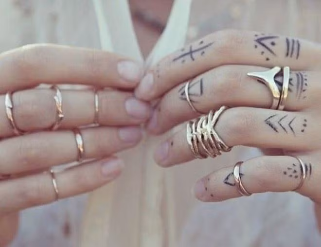 Xăm ngón tay: Vị trí này thích hợp với đủ loại hình và phong cách xăm, đồng thời cho thấy sự tinh tế nhưng vẫn nổi bật. Vì vậy, xăm ngón tay luôn luôn được ưa chuộng. Giải mã ý nghĩa các mốt xăm hình của giới trẻ năm 2014