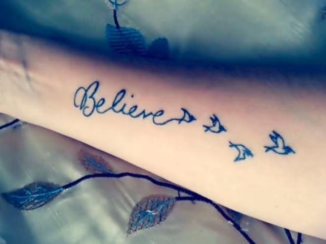 Believe: Hình xăm dạng này có ý nghĩa đúng của chữ ghi dấu trên cơ thể - biểu hiện niềm tin mãnh liệt vào một điều gì đó. Giải mã ý nghĩa các mốt xăm hình của giới trẻ năm 2014