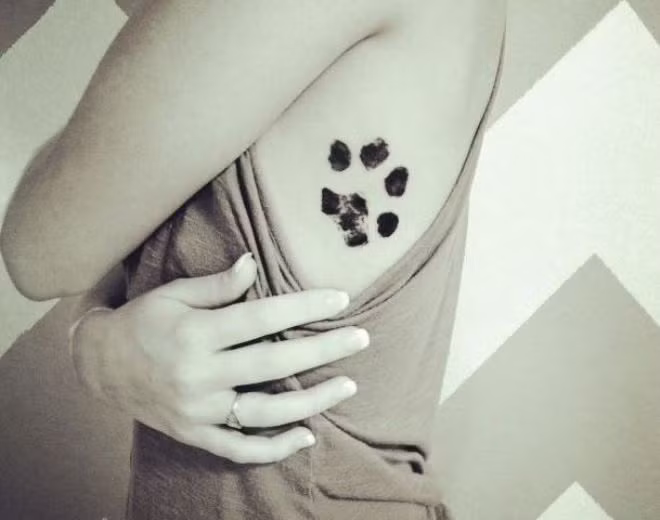Dấu chân động vật: Những người yêu mến và coi các loài động vật như bạn thường chọn dạng xăm này. Không những thế, xăm dấu chân động vật còn nhằm lên tiếng bảo vệ các con vật dễ thương trên thế giới. Giải mã ý nghĩa các mốt xăm hình của giới trẻ năm 2014