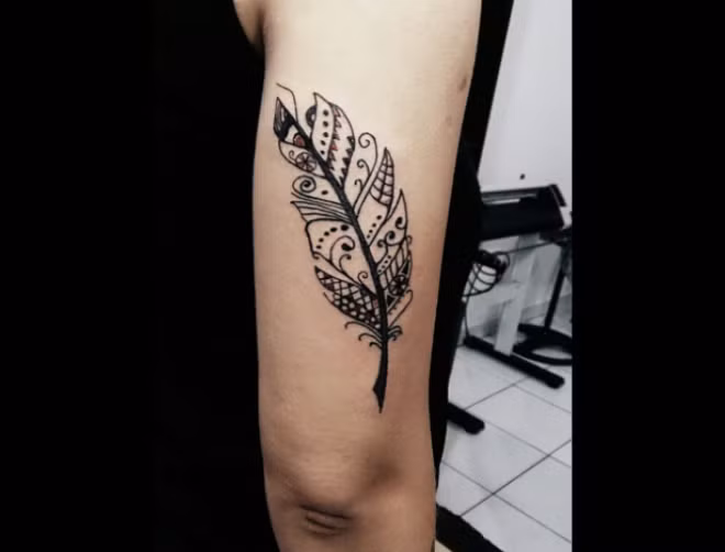 Lông vũ: Xăm hình lông vũ thể hiện khao khát muốn bay lên, muốn được tự do. Giải mã ý nghĩa các mốt xăm hình của giới trẻ năm 2014