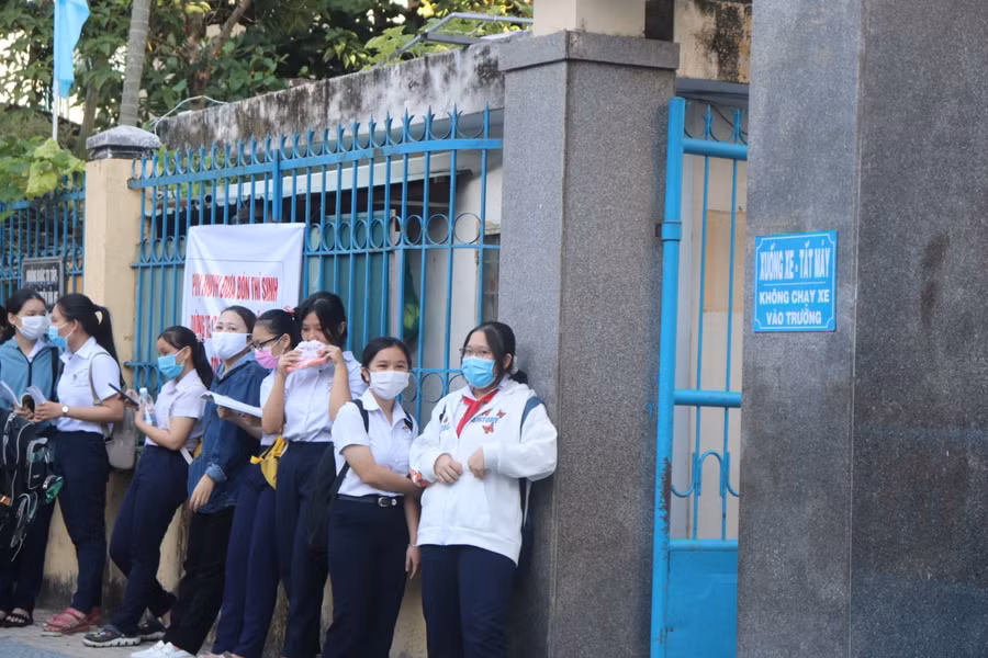 Nhiều thí sinh đến điểm thi từ rất sớm, tranh thủ ăn sáng hoặc xem lại bài trước khi được vào khu vực thi