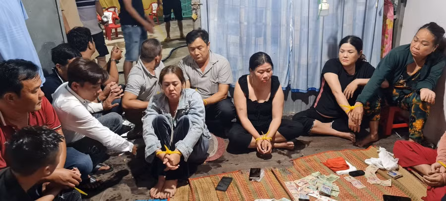 Hiện trường vụ đánh bạc khuya 27/3 (Ảnh: Công an Cần Thơ )
