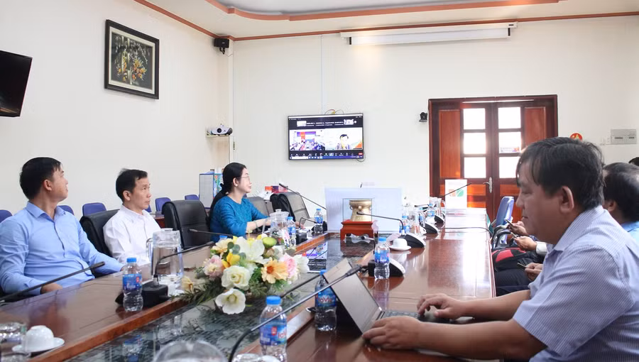 Các đại biểu nghe chủ biên SGK giới thiệu SGK qua hình thức trực tuyến. Các đại biểu nghe chủ biên SGK giới thiệu SGK qua hình thức trực tuyến.