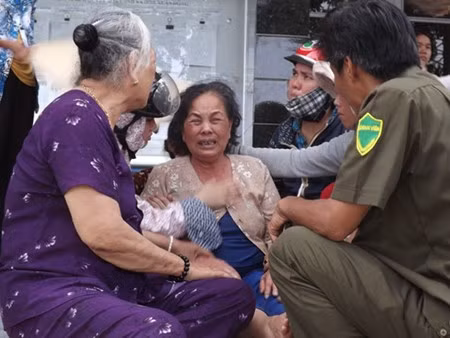 Cu ong dot tu tai UBND xa