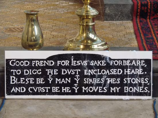 Lời nguyền trên mộ William Shakespeare tại nhà thờ Holy Trinity, Stratford-upon-Avon.