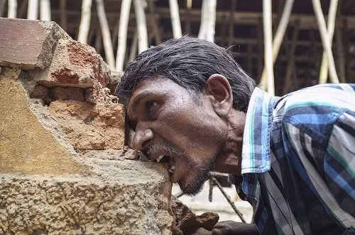 anh Pakkirappa Hunagundi và sở thích ăn gạch đá