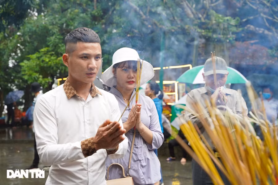 Hàng nghìn du khách "đội mưa" đi lễ đền Hùng dù chưa tới ngày khai hội ảnh 2