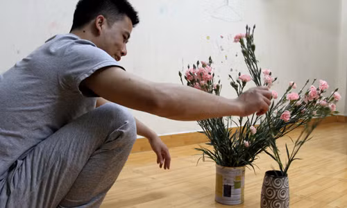 Chị Nhung (Mỹ Đình, Hà Nội)đi làm về phát hiện ông chồng cả đời không mua hoa đang cắm hoa vào hộp sữa bỏ đi của con. Sau đó, chị phải bắt anh cắm lại vào bình, cho đúng nghĩa quà 8.3. Ảnh: Phan Dương.