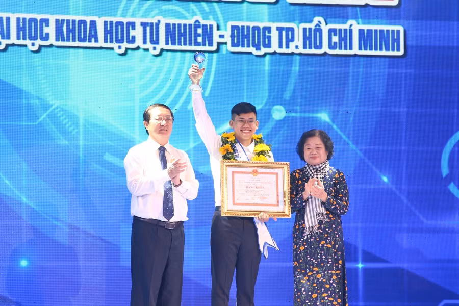 Hoàng Trung Hiếu, gương sinh viên tiêu biểu nhận giải thưởng Công dân trẻ tiêu biểu TP.HCM. Ảnh: Tuấn Anh Hoàng Trung Hiếu, gương sinh viên tiêu biểu nhận giải thưởng Công dân trẻ tiêu biểu TP.HCM. Ảnh: Tuấn Anh