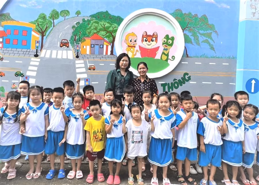 Cô Trần Thị Lan Thảo (trái) cùng đồng nghiệp và học trò.