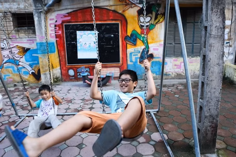 Cha mẹ cần đồng hành và bảo đảm an toàn khi con chơi thể thao. Ảnh minh họa: Thế Đại.